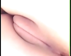 Vagina rasurada con dedito en el medio